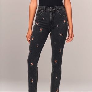 NWOT Abercrombie High Rise Floral Embroidered Jeans (Size 28/6R)
